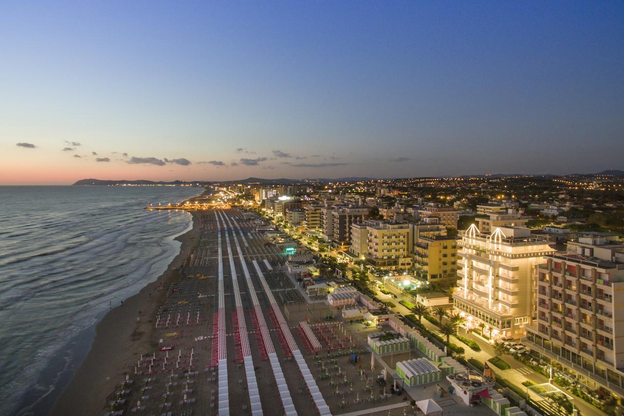 Hotel Tiffany's Riccione Exterior foto